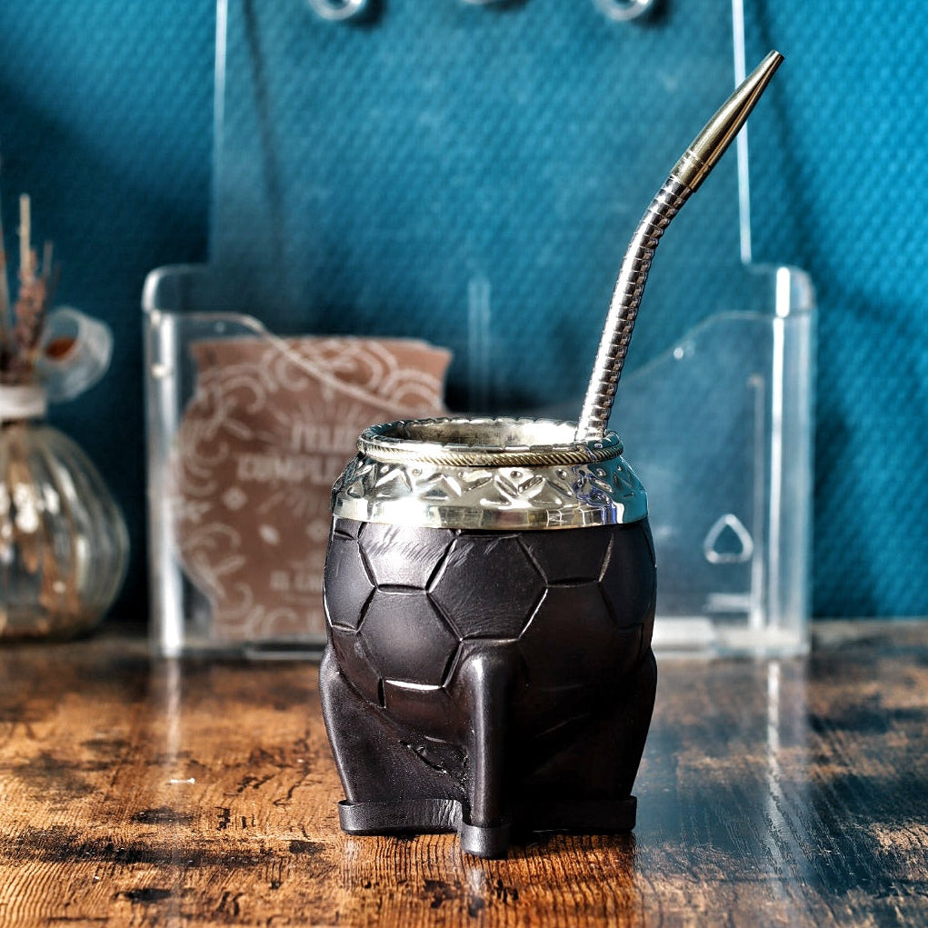 Maté Torpedo Impérial noir Edition Ballon avec sa bombilla en acier inoxydable posée.