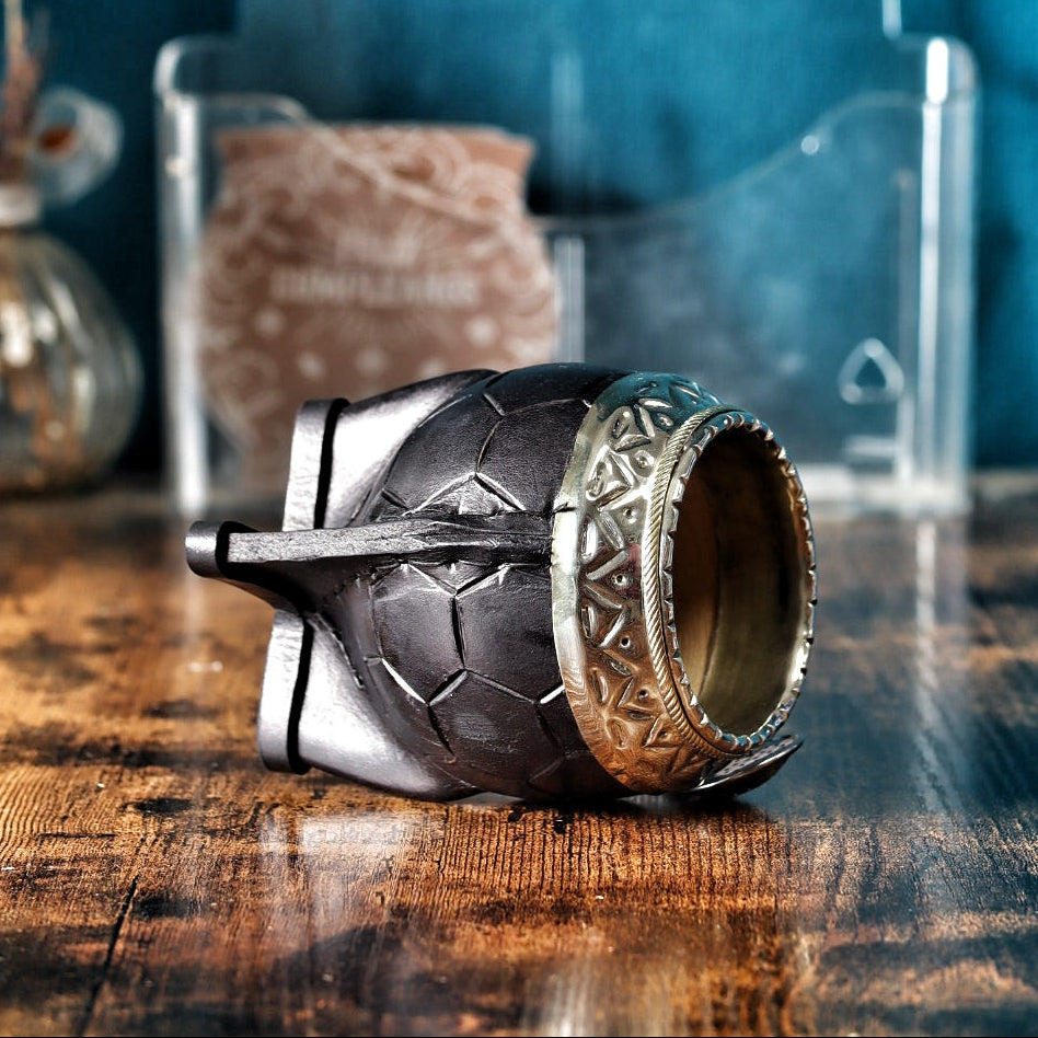 Maté Torpedo Impérial noir Edition Ballon avec sa bombilla en acier inoxydable posée.