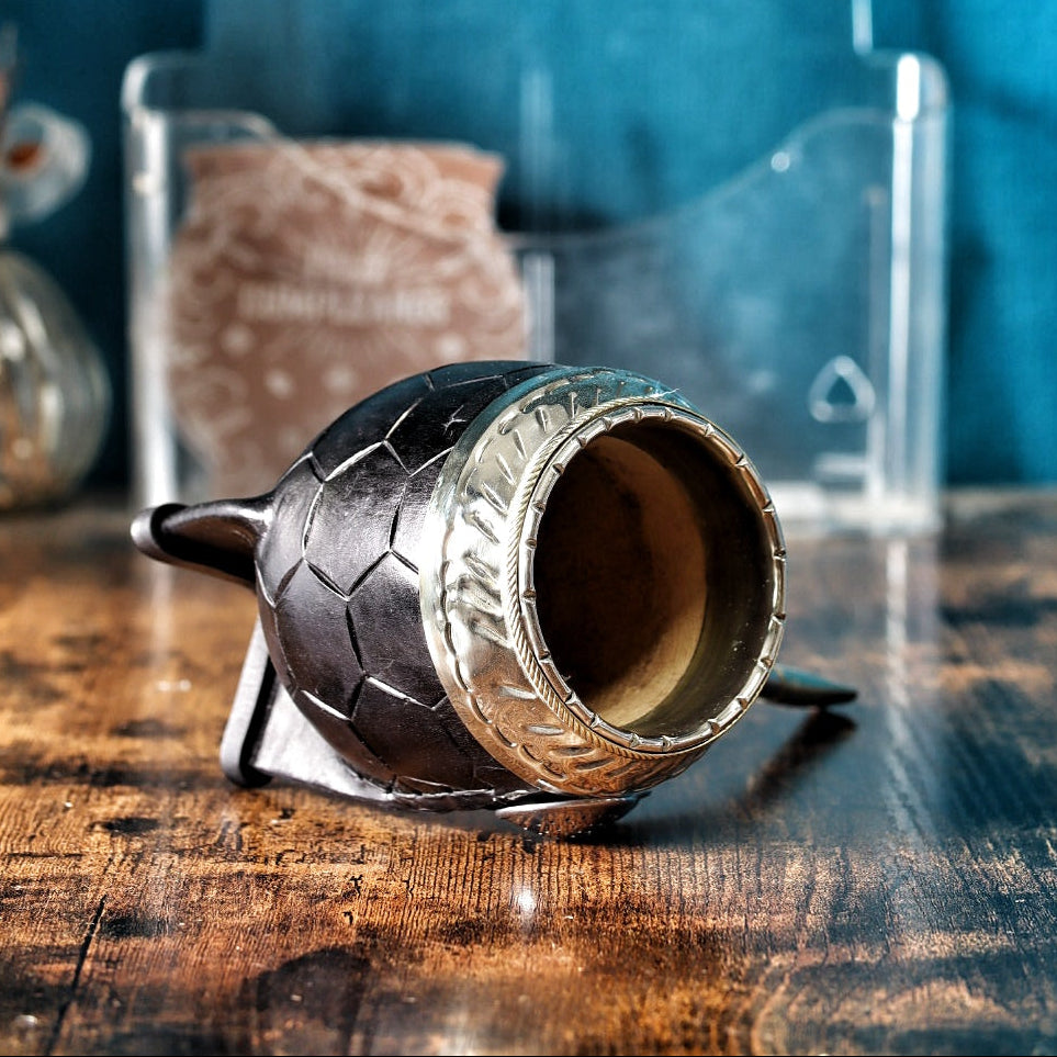 Maté Torpedo Impérial noir sculpté motif ballon avec bague en alpaca et bombilla inox.