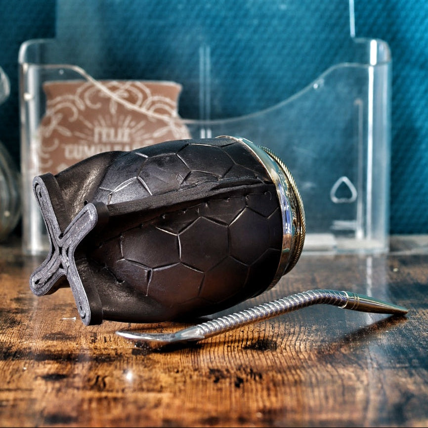 torpedo ballon noir entrain de montrér le pieds de la calebasse