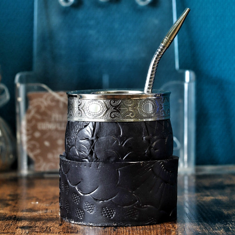 Maté Impérial Ligne Abstraite en cuir noir labrado avec sa bombilla en acier inoxydable incluse.