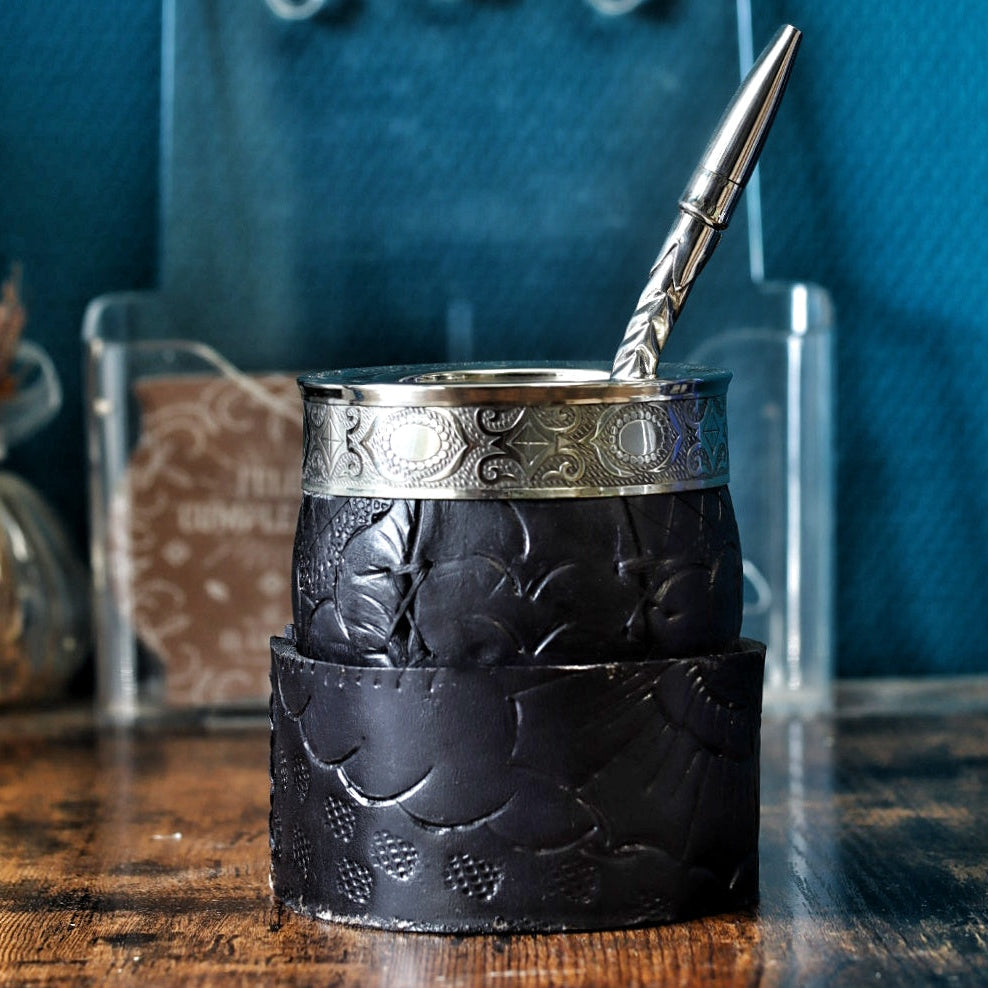 Maté Impérial Ligne Abstraite en cuir noir labrado avec sa bombilla en acier inoxydable incluse.