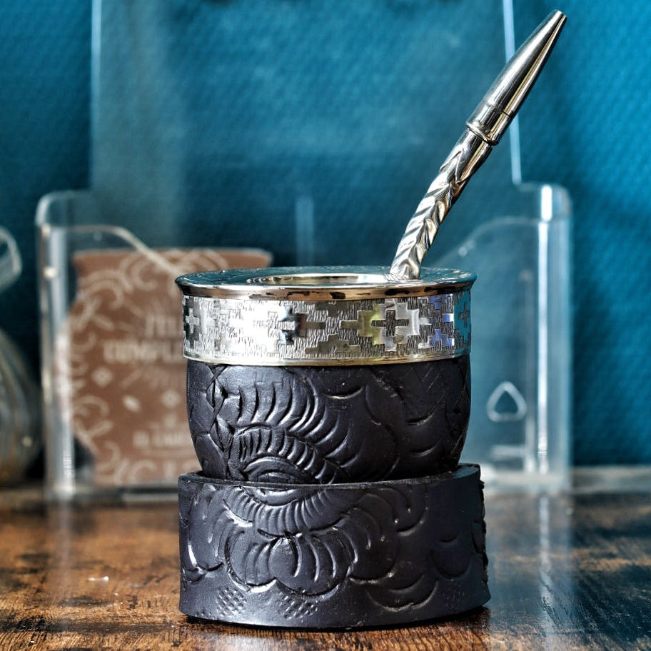Maté Impérial Noir Labrado Floral avec virole ciselée Vagues et Pampa. Bombilla incluse.