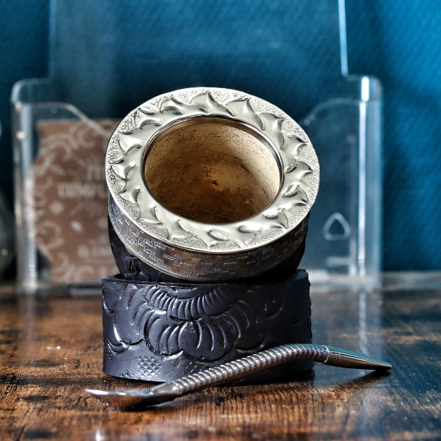Maté Impérial Noir Labrado Floral avec virole ciselée Vagues et Pampa. Bombilla incluse.