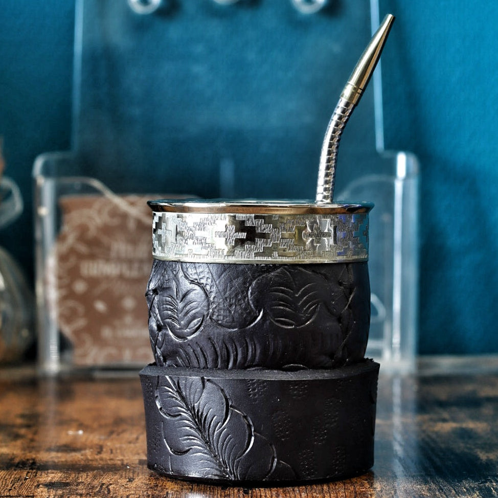Maté Impérial Vagues Noires en cuir noir sculpté avec sa bombilla en acier inoxydable incluse.