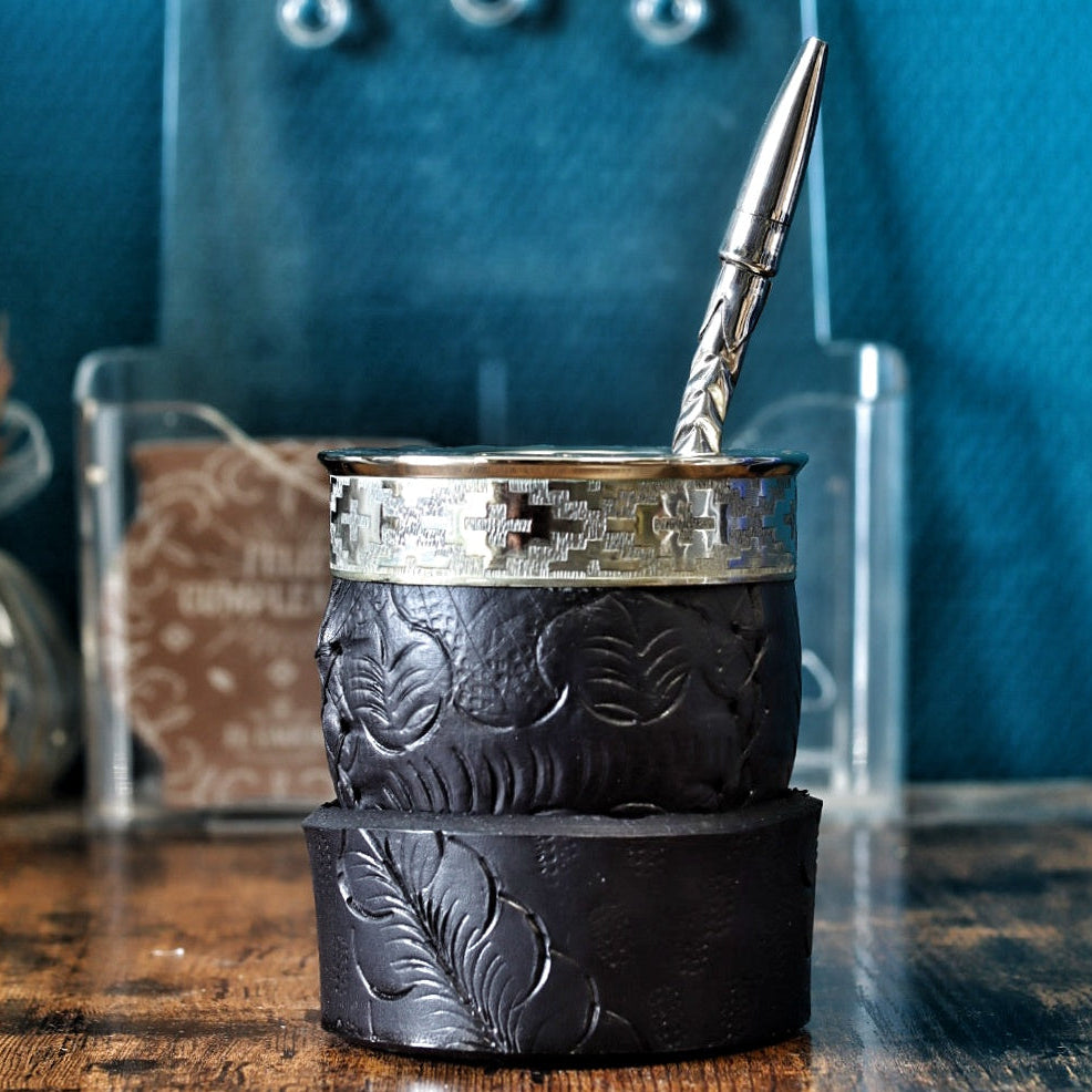 Maté Impérial Vagues Noires en cuir noir sculpté avec sa bombilla en acier inoxydable incluse.
