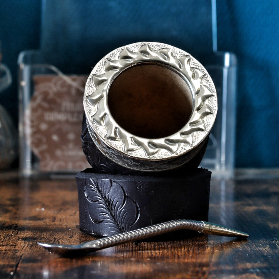 Maté Impérial Vagues Noires en cuir noir sculpté avec sa bombilla en acier inoxydable incluse.