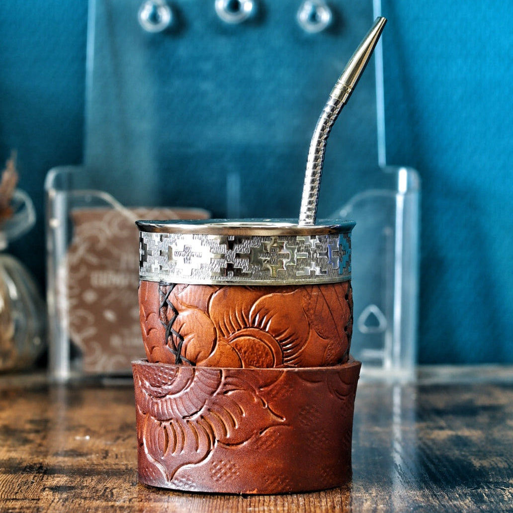 Maté Impérial Floral en cuir marron sculpté à la main avec sa bombilla en acier inoxydable incluse.