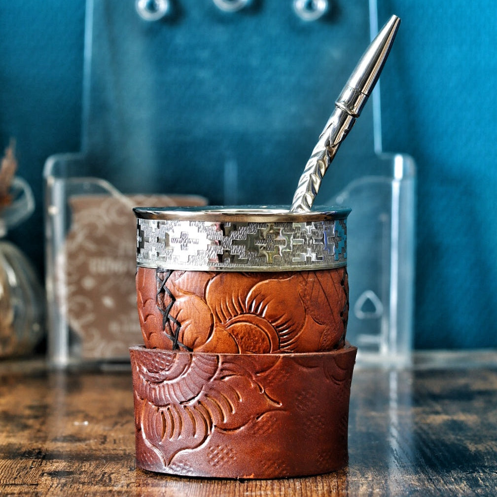 Maté Impérial Floral en cuir marron sculpté à la main avec sa bombilla en acier inoxydable incluse.