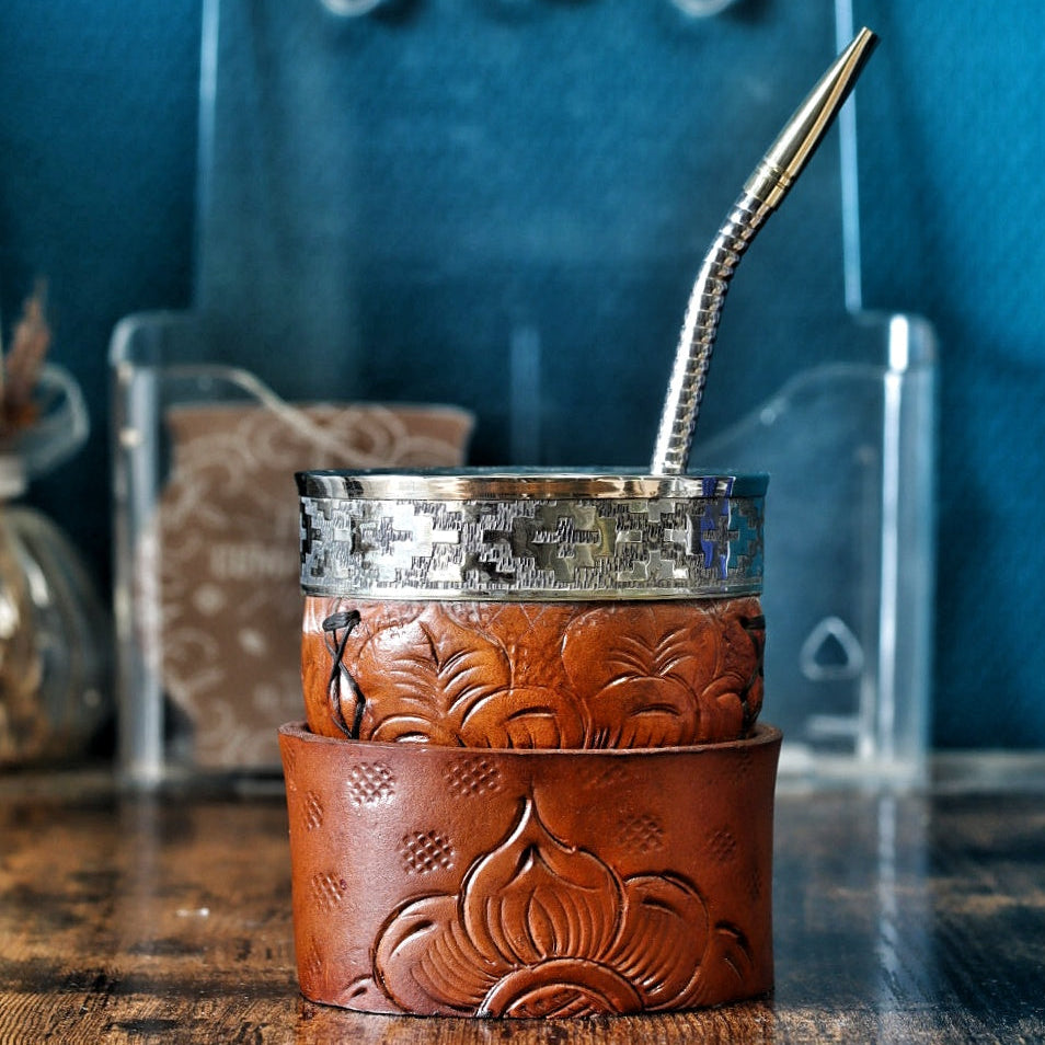 Maté Impérial Feuillage en cuir sculpté aux motifs végétaux avec sa bombilla en acier inoxydable offerte.