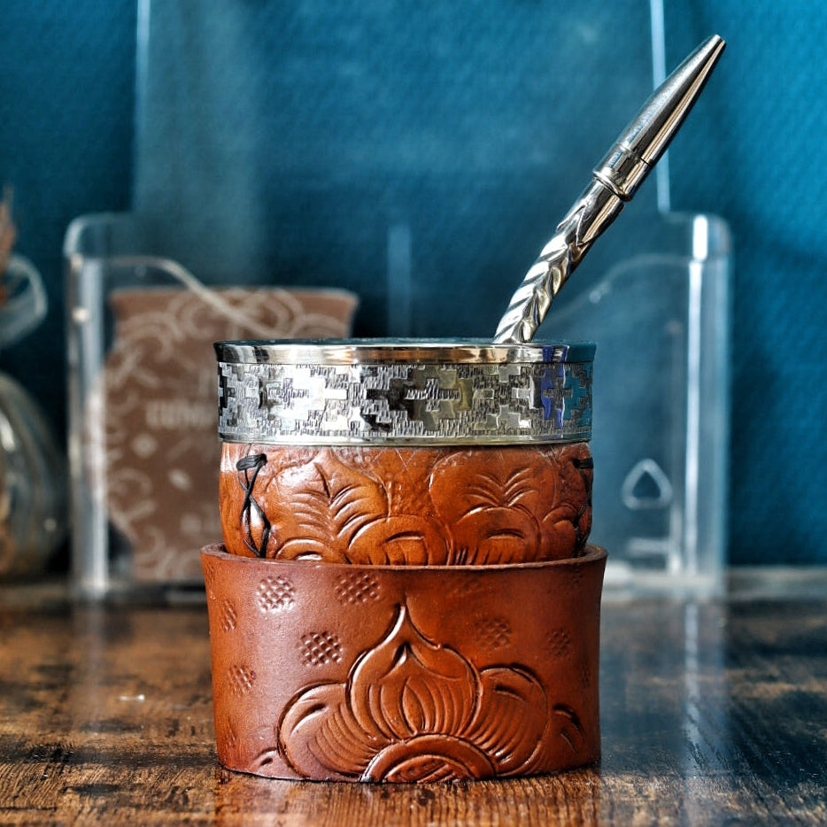 Le Set Botaniste : Maté Impérial Feuillage sculpté et son grand Bombillón en Alpaca ciselé.