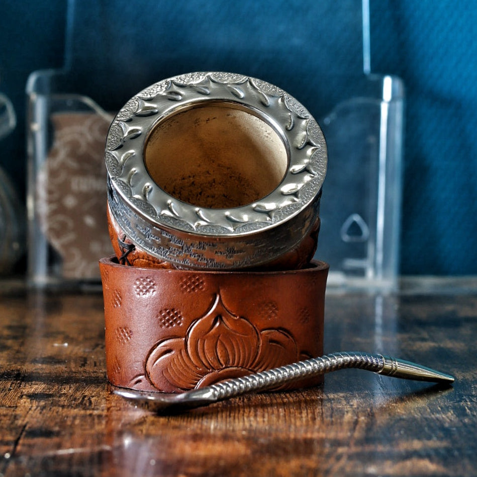 Vue macro de la virole en Alpaca ciselée et de l'intérieur en calebasse naturelle du maté Impérial Feuillage.