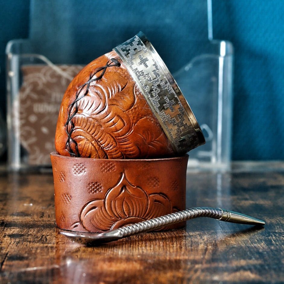 Vue latérale montrant les sculptures de feuilles et vignes sur le cuir et la base en cuir large cousue main.