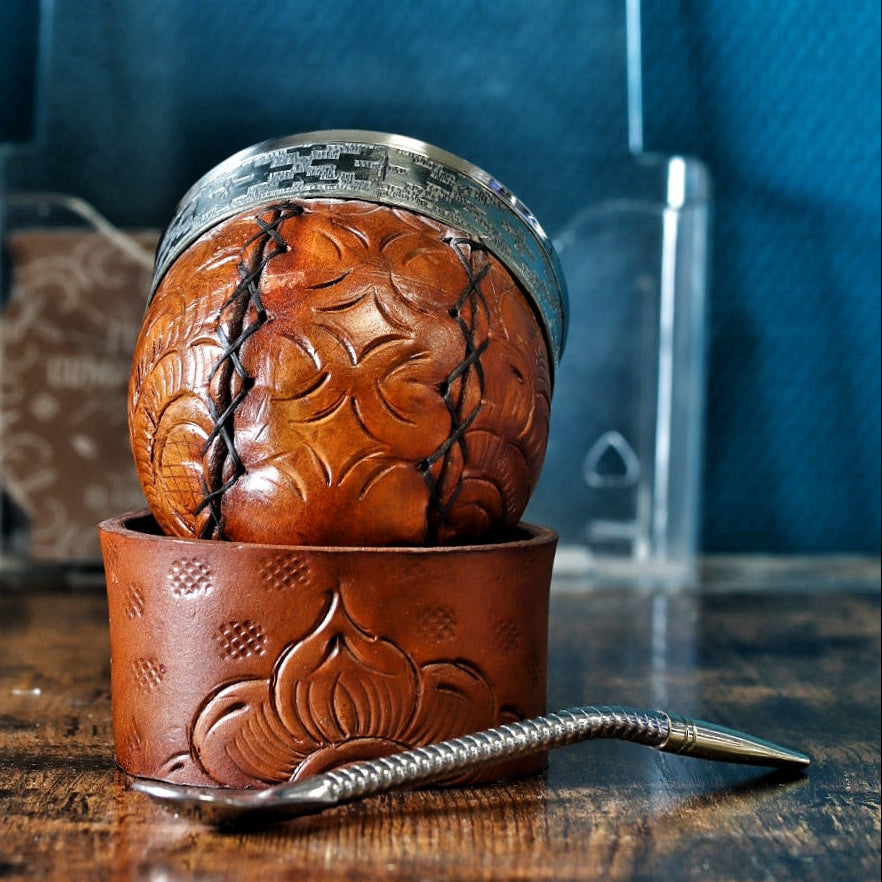 Détail de la base du maté Feuillage montrant la couture artisanale robuste et la texture du cuir sculpté.