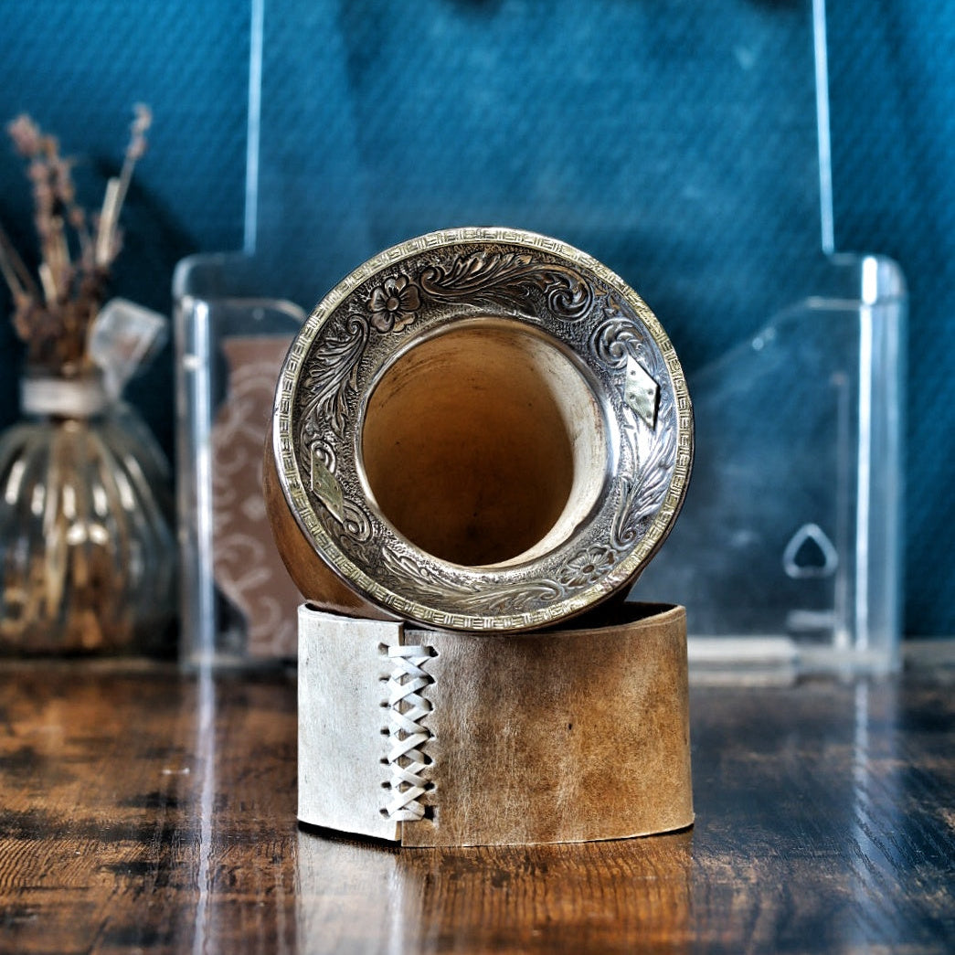 Calebasse camionero Virola Inversée 260 ml en courge naturelle avec base en cuir clair, vue de face.