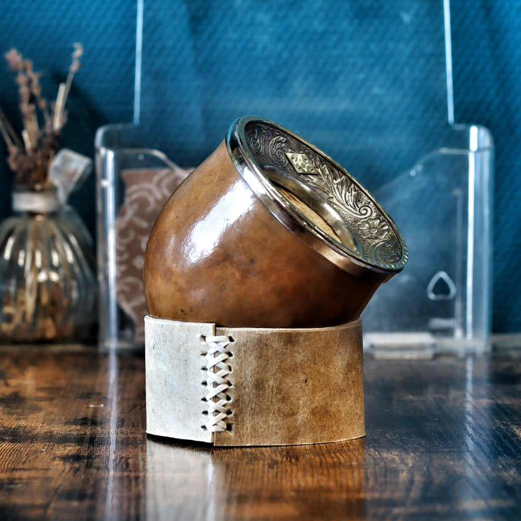 Calebasse camionero Virola Inversée 260 ml en courge naturelle, vue inclinée côté gauche avec virola décorée.