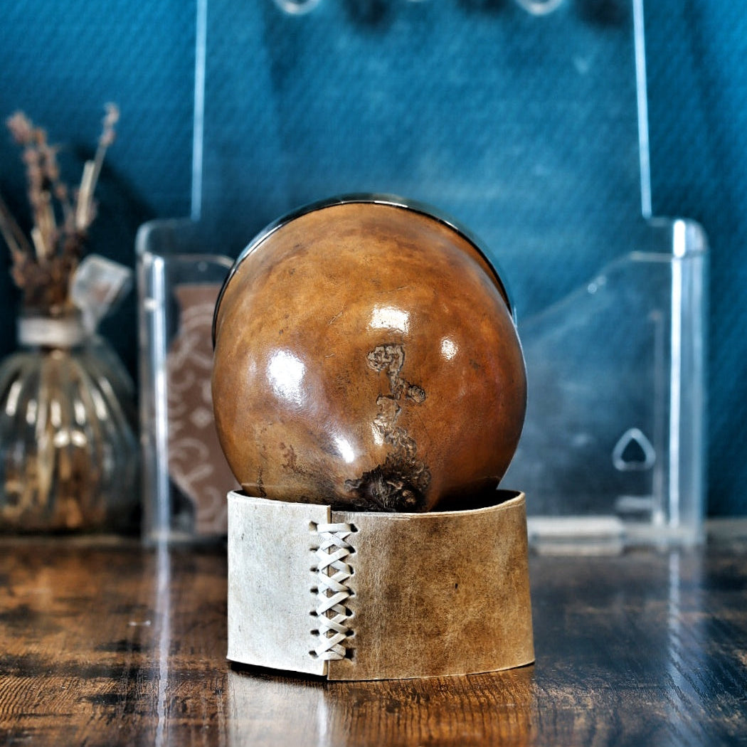 Calebasse camionero Virola Inversée 260 ml, vue arrière montrant la courge naturelle et la base en cuir.