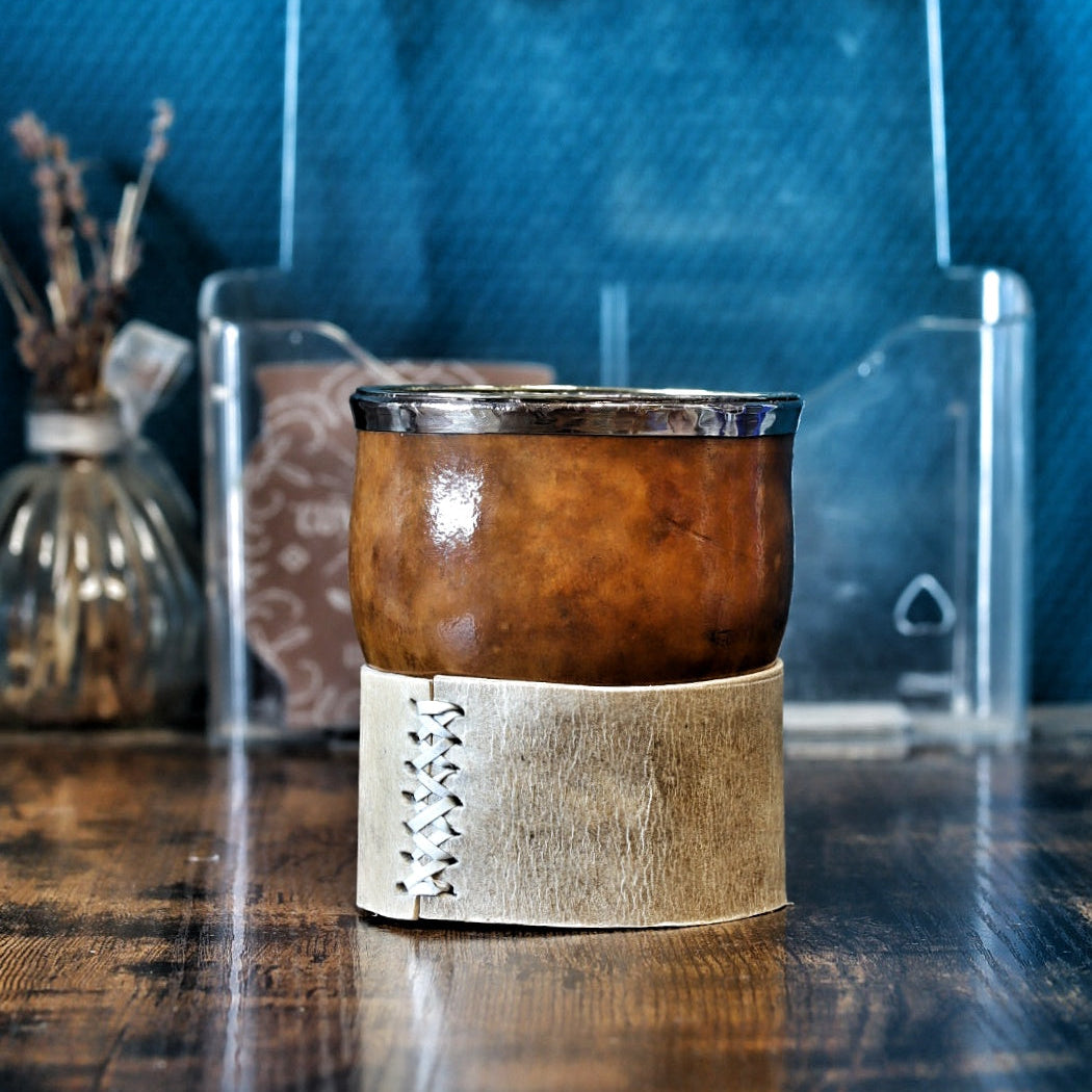 Calebasse camionero Virola Inversée 260 ml en courge naturelle avec base en cuir clair, vue de face.