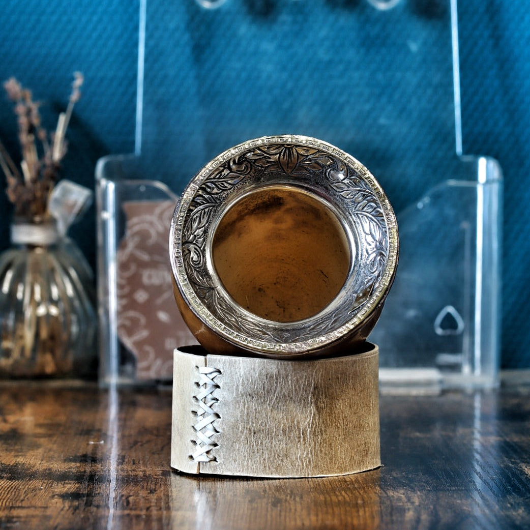 Calebasse camionero Virola Inversée 260 ml en courge naturelle avec base en cuir clair, vue de face.