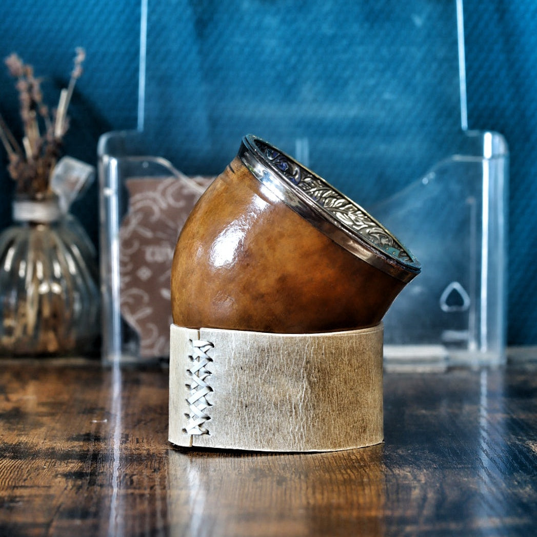 Calebasse camionero Virola Inversée 260 ml inclinée sur le côté, mettant en valeur la forme artisanale et la virola décorée.