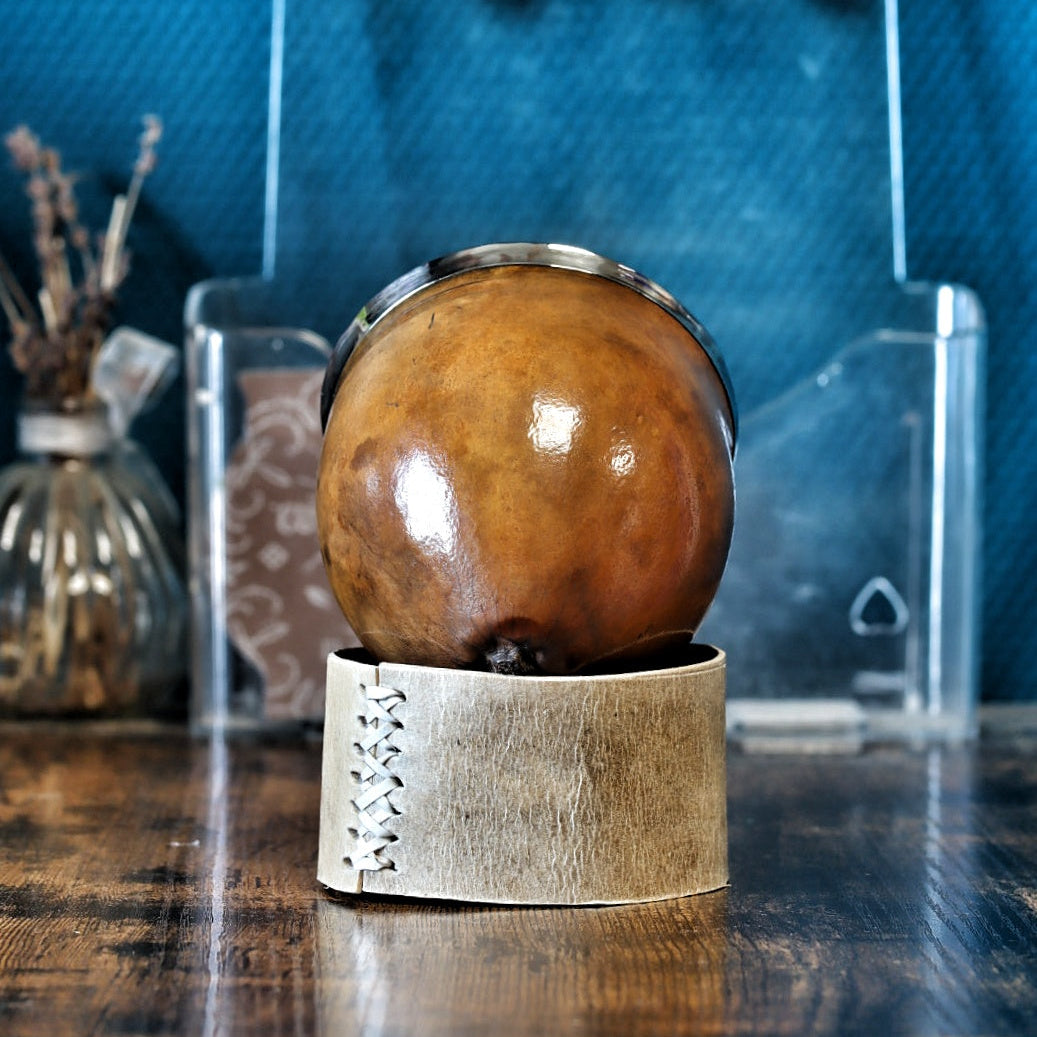 Calebasse camionero Virola Inversée 260 ml vue de dessous, montrant la base naturelle de la courge et le support en cuir clair.