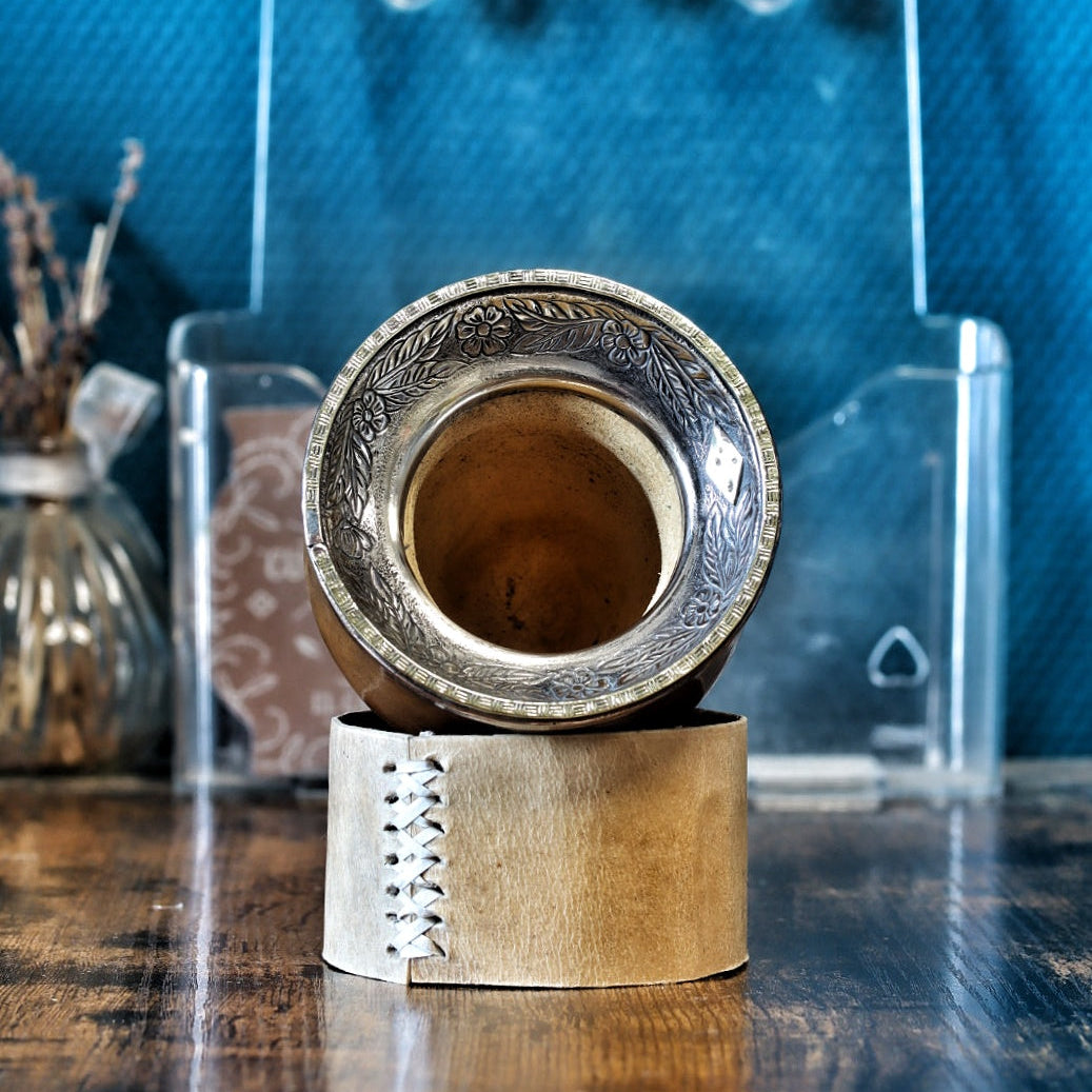 Calebasse camionero Virola Inversée 260 ml vue de dos légèrement inclinée, avec base en cuir clair cousue à la main.