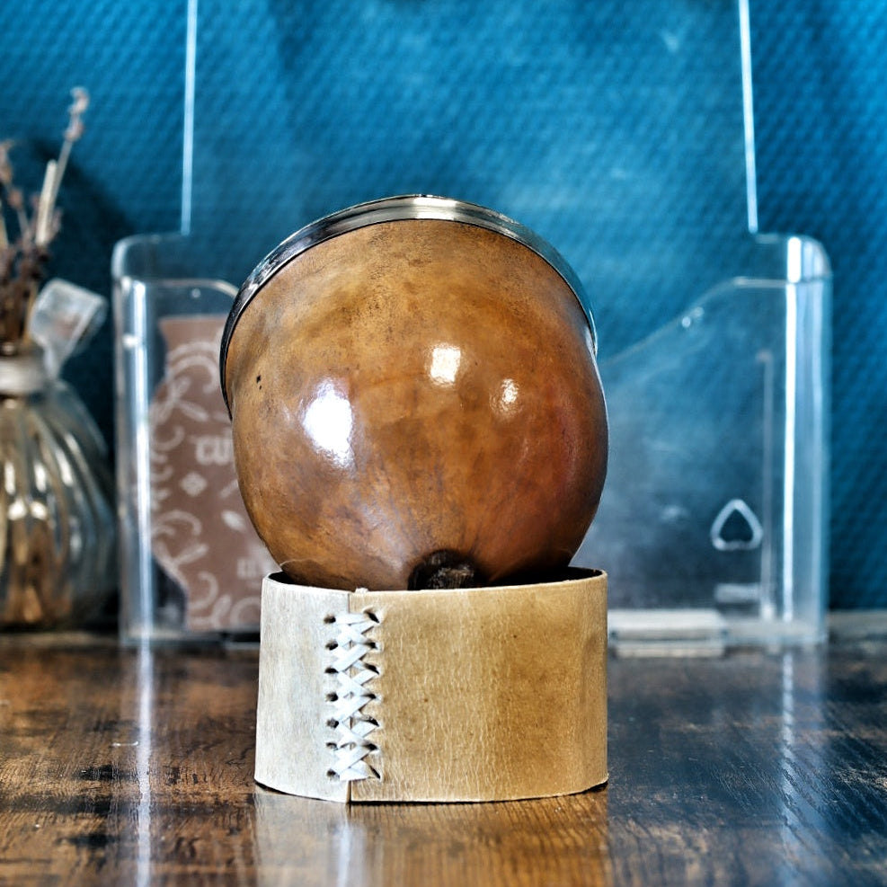 Calebasse camionero Virola Inversée 260 ml vue trois quarts, soulignant la finition brillante et la forme artisanale.