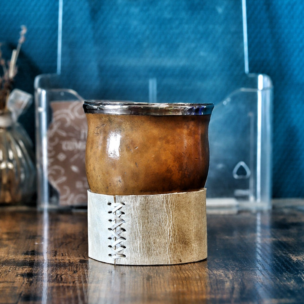 Calebasse camionero Virola Inversée 260 ml vue latérale gauche, avec courge naturelle et support en cuir clair.