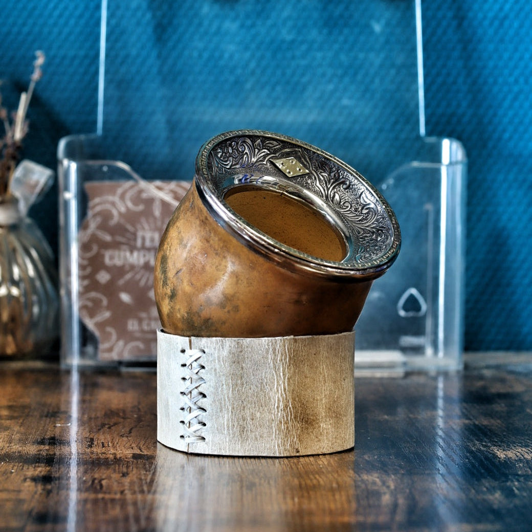 Calebasse camionero Virola Inversée 260 ml inclinée vers l’arrière, montrant la virola inversée et l’ouverture de la calebasse.