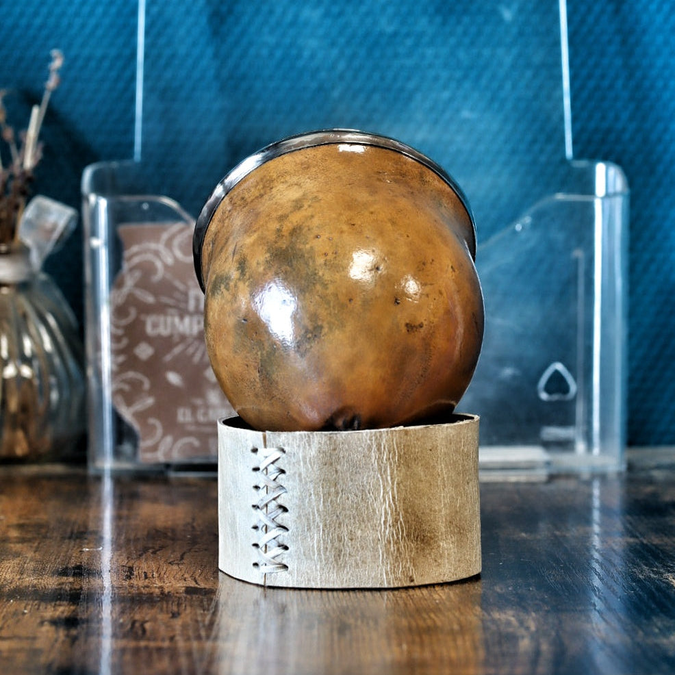 Gros plan sur la calebasse camionero Virola Inversée 260 ml, mettant en avant la virola gravée et l’intérieur de la courge.