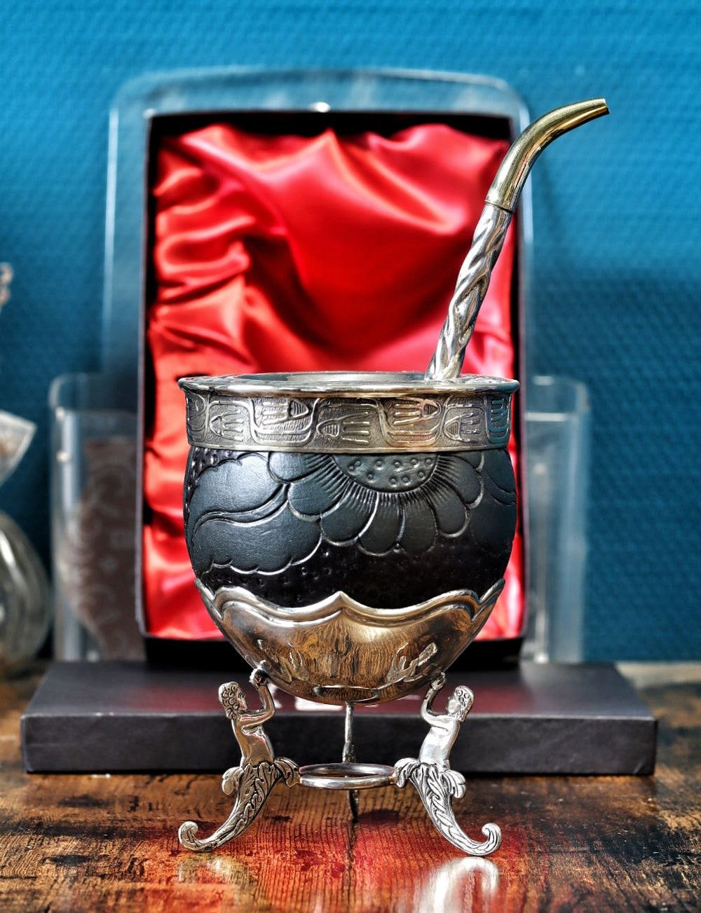 Calebasse à maté impériale Neptune en alpaca et bronze, accompagnée de sa bombilla premium artisanale.