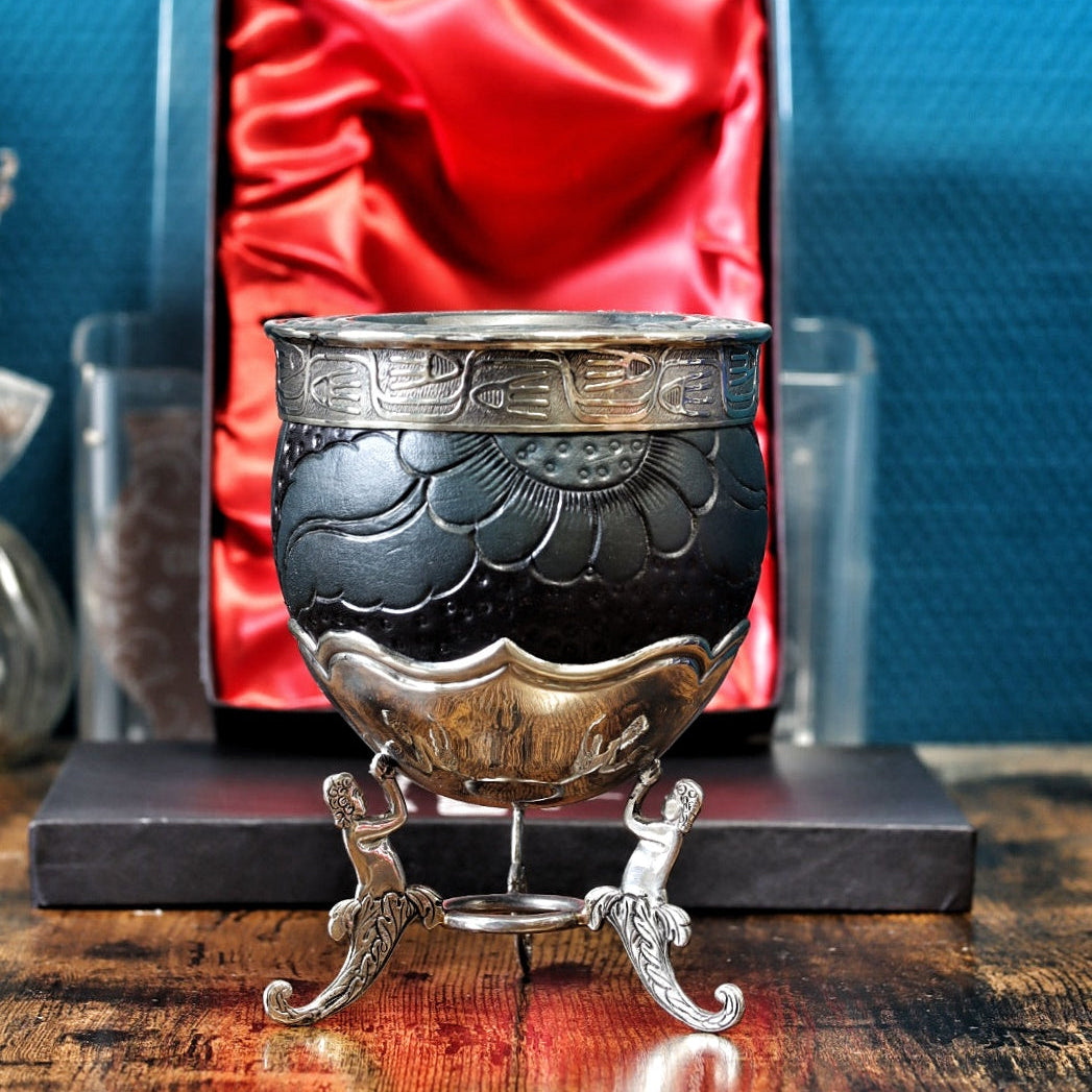 Calebasse à maté impériale Neptune en alpaca et bronze, accompagnée de sa bombilla premium artisanale.