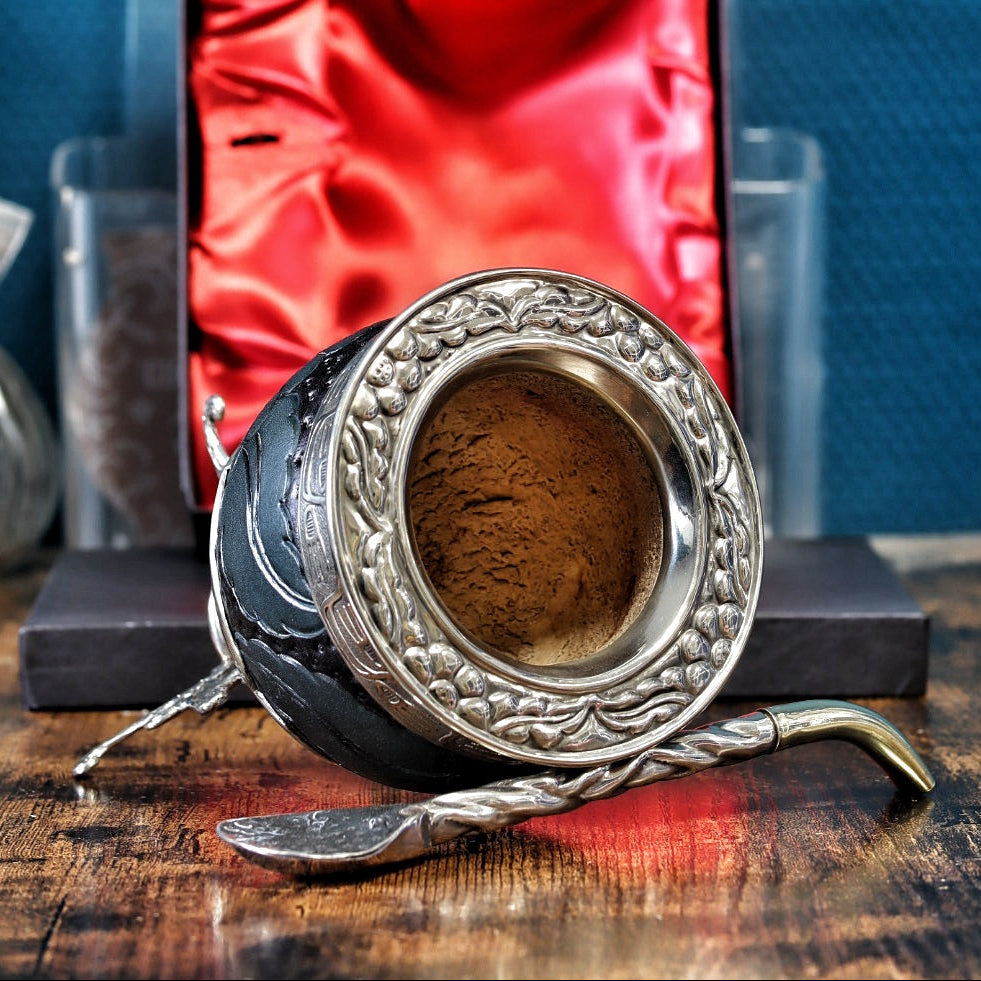 Gros plan sur la virole sculptée à la main en alpaca et bronze du maté impérial Neptune.