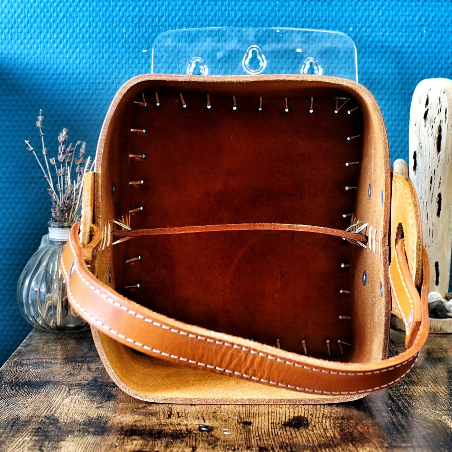 Intérieur de matera en cuir camel avec lanière de séparation centrale pour le maté.