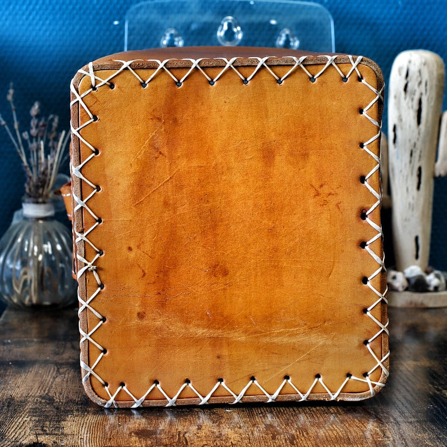 Dos de matera carrée en cuir camel avec coutures artisanales épaisses.