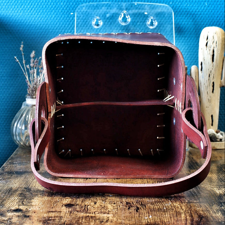 Intérieur de matera en cuir bordeaux texturé avec lanière de séparation.