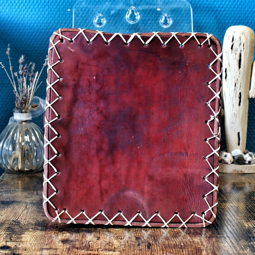 Dos de matera en cuir bordeaux, montrant le travail artisanal des coutures blanches.