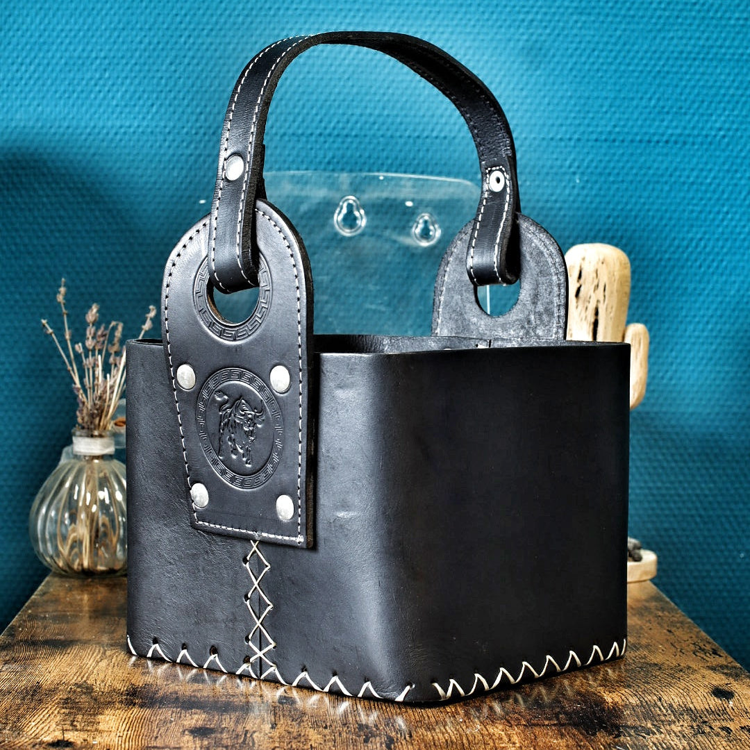 Matera artisanale en cuir noir, anse à rivets et logo taureau en relief.