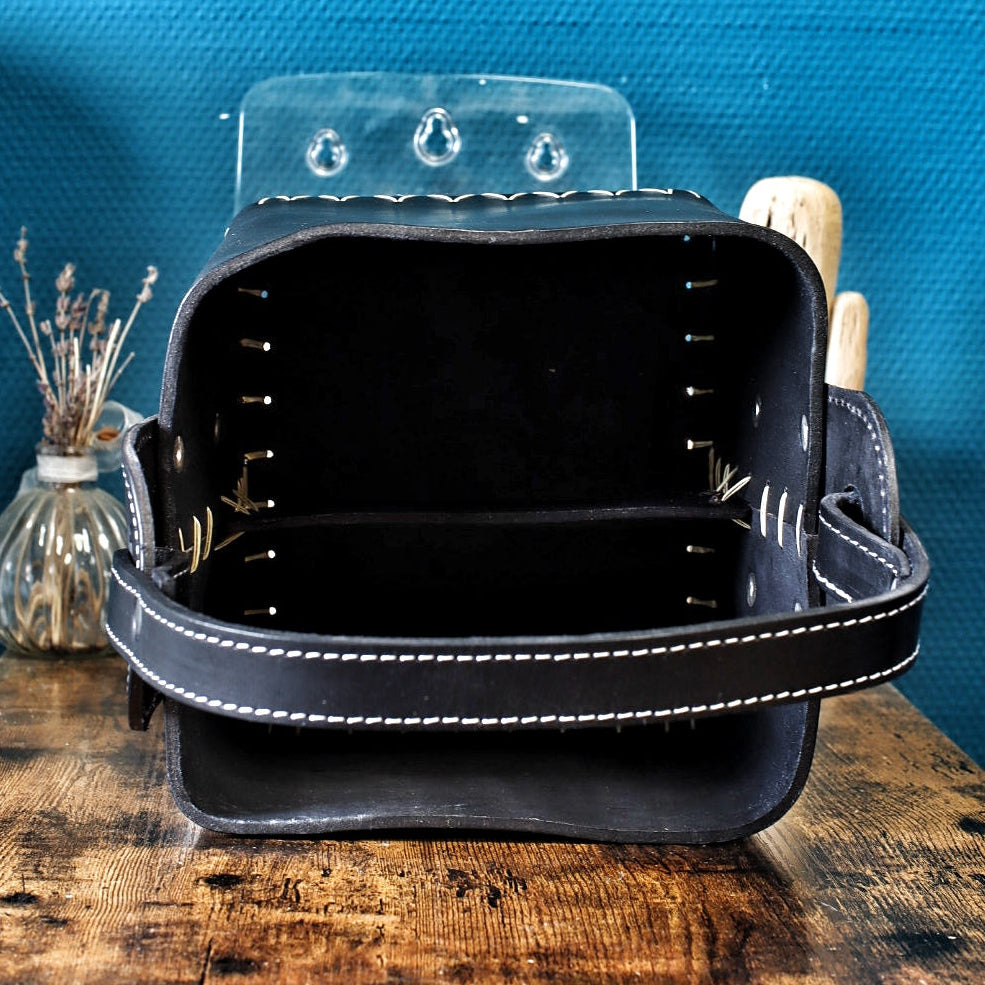 Intérieur de matera en cuir noir texturé avec lanière de séparation.