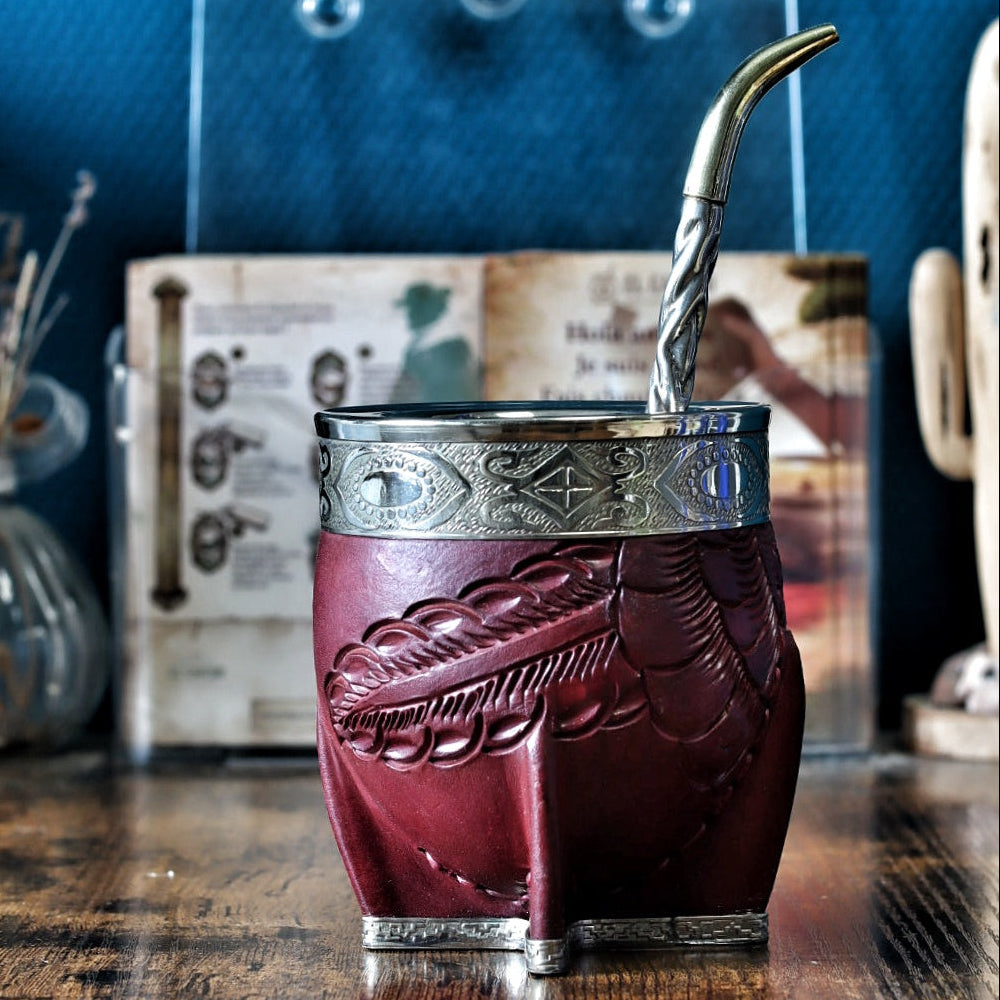 Maté Imperial en cuir bordeaux labré et virole lisse, équipé d'un bombillón premium en maillechort large et ciselé, soulignant l'aspect haut de gamme.