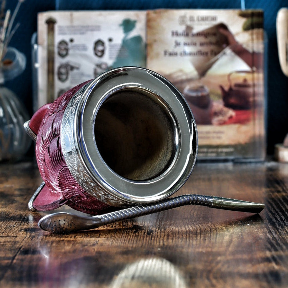 Vue plongeante révélant l'intérieur en courge naturelle polie, la virole lisse en maillechort et les motifs abstraits du fleje en cuir bordeaux.