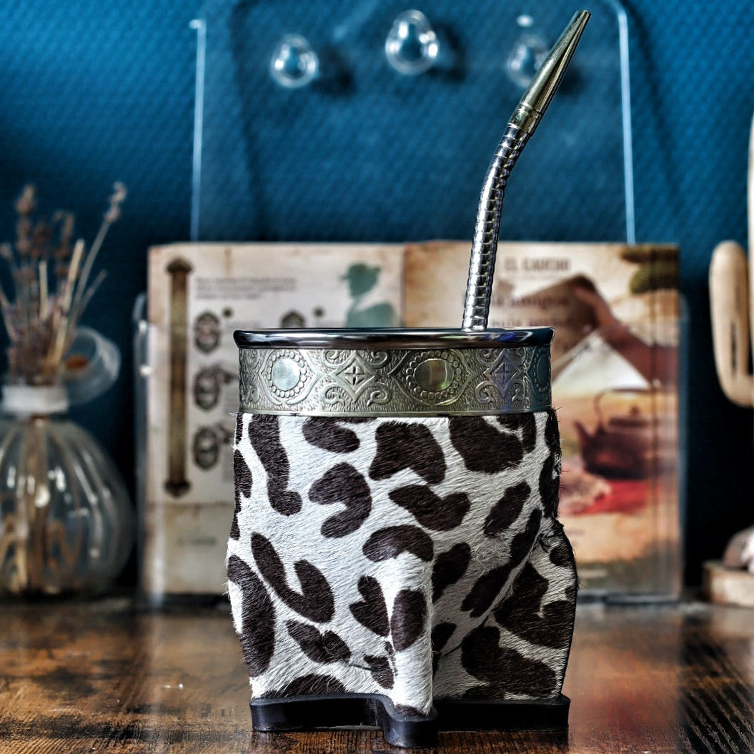 Maté Impérial artisanal en calebasse naturelle avec revêtement Animal Print, présenté avec sa bombilla en acier inoxydable insérée.