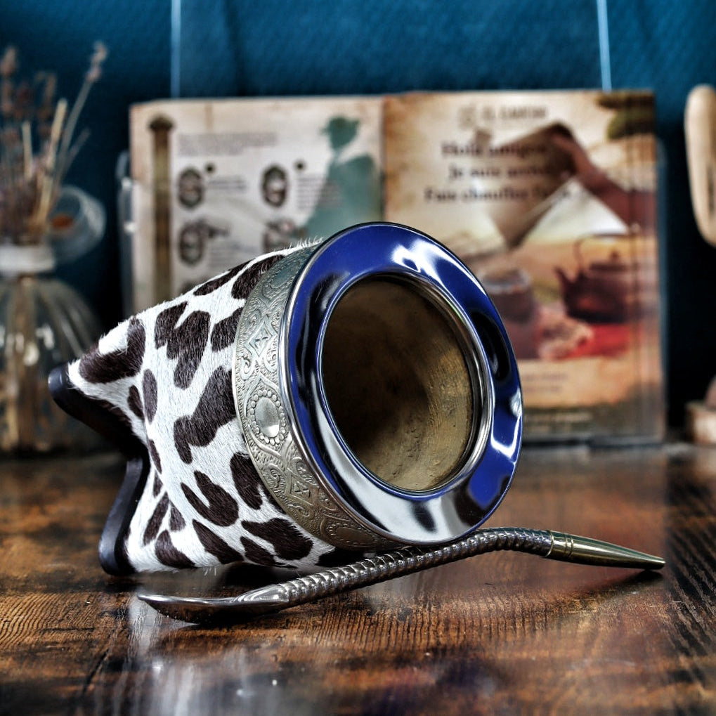 Maté Impérial artisanal en calebasse naturelle avec revêtement Animal Print, présenté avec sa bombilla en acier inoxydable insérée.