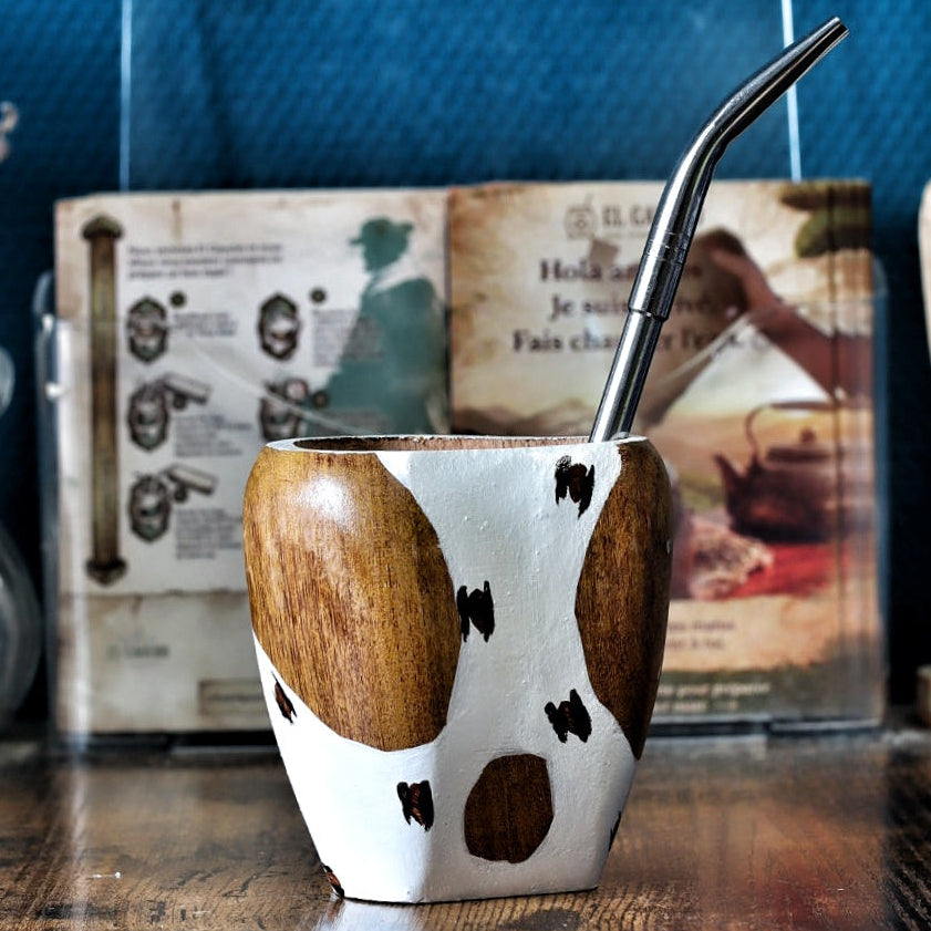Maté Ranchero artisanal en bois laqué blanc avec une bombilla en acier inoxydable insérée, orné de quatre clous en laiton représentant la constellation de la Croix du Sud.