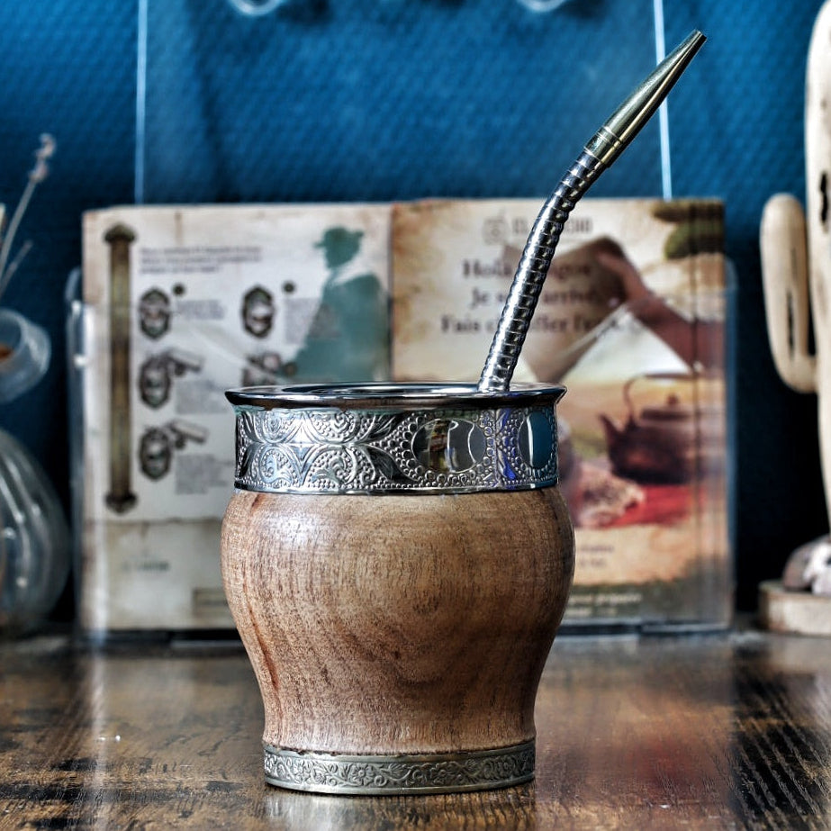 Maté Impérial barril en bois massif de caroubier avec bague centrale en bronze ciselé au motif Abstrait moderne, virole lisse en alpaga et anneau de base orné, livré avec une bombilla inox.