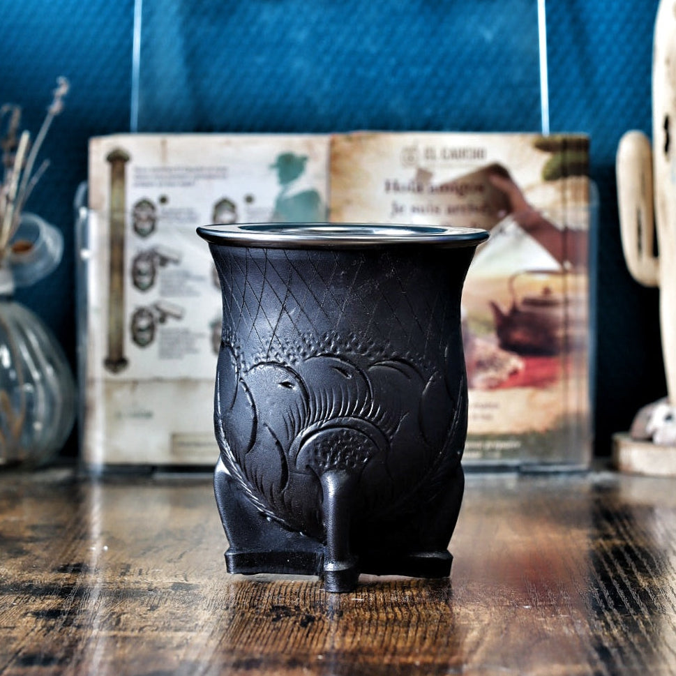 Maté Camionero Uruguayen Motif B — vue principale, cuir repoussé et virola inox 260ml