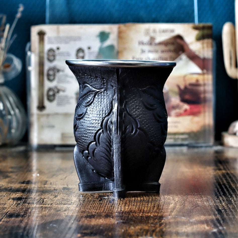 Maté Camionero Uruguayen Motif C — vue principale, cuir repoussé et virola inox 260ml