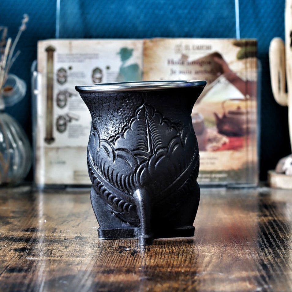 Maté Camionero Uruguayen Motif C — détail du cuir repoussé artisanal argentin