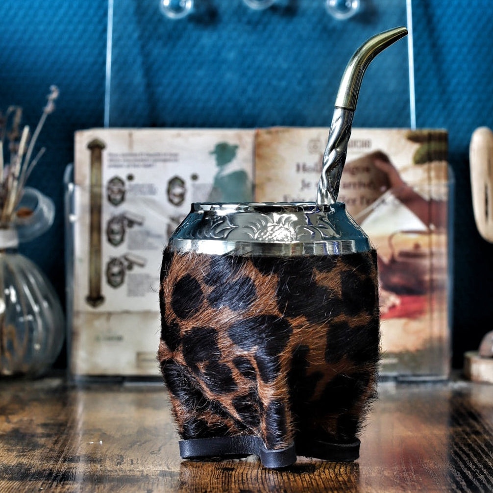 Vue d'ensemble du maté Torpedo Animal Print avec son audacieux revêtement en cuir et sa virole ciselée, présenté avec le luxueux bombillón premium à large filtre inséré dans la calebasse.
