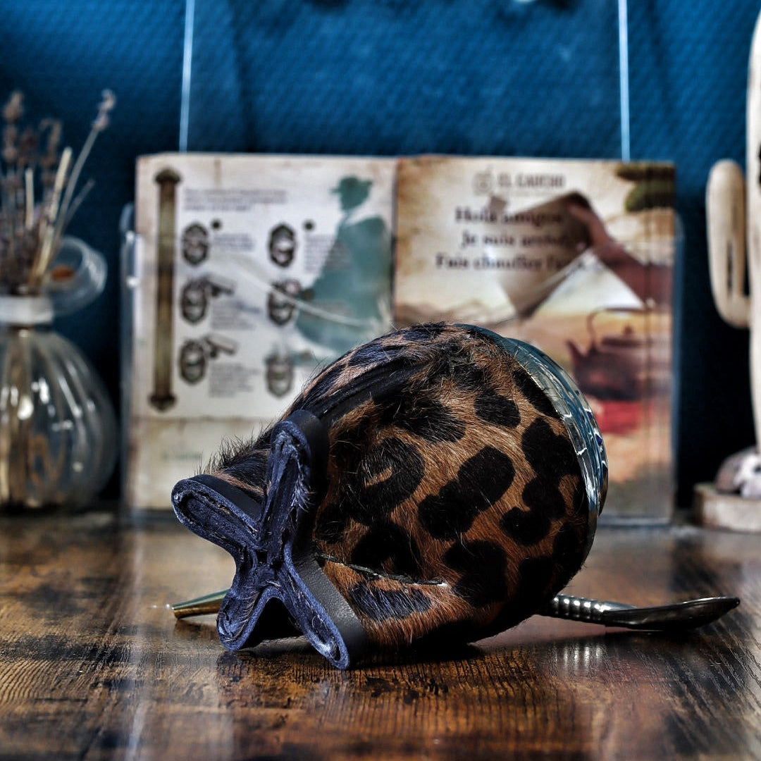 ue détaillée de la base du maté Torpedo Animal Print, mettant en évidence ses pieds renforcés en cuir véritable cousus à la main, conçus pour assurer une stabilité parfaite.
